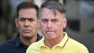 bolsonaro-parou-de-respirar-durante-crise-de-vomito,-diz-flavio